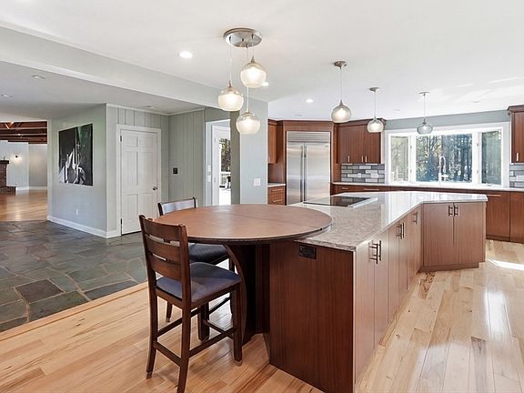 5th image of 8 Hillside Rd