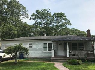 2 Long Ln, Hampton Bays, NY 11946