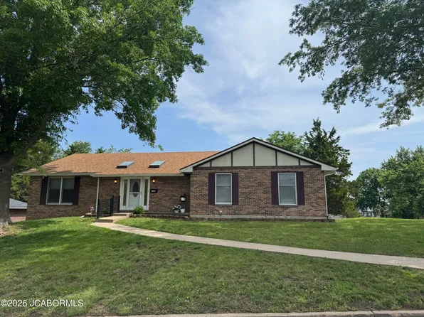 2200 W Edgewood Dr, Jefferson City, MO 65109
