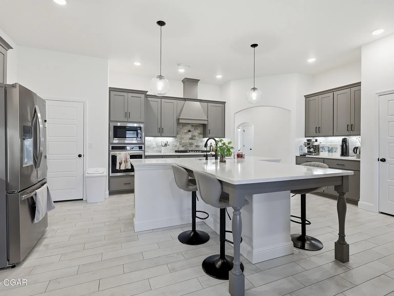 4 bed, 3.0 bath, 2605 sqft, $3,200 — Photo 2