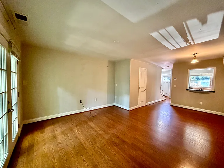 1207 Green Oaks Ln #J — Photo 12