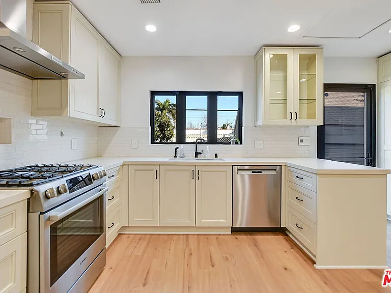 344 S Swall Dr — Photo 10