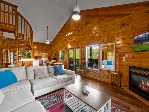 3507 Peggy Ln, Pigeon Forge, TN 37863