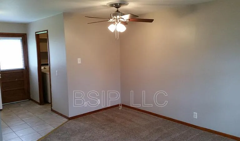 502 NE Freeman Ave — Photo 5