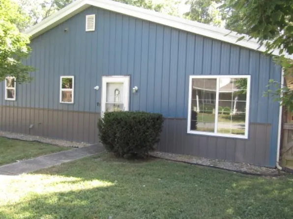 406 N 10th St, Benton, IL 62812