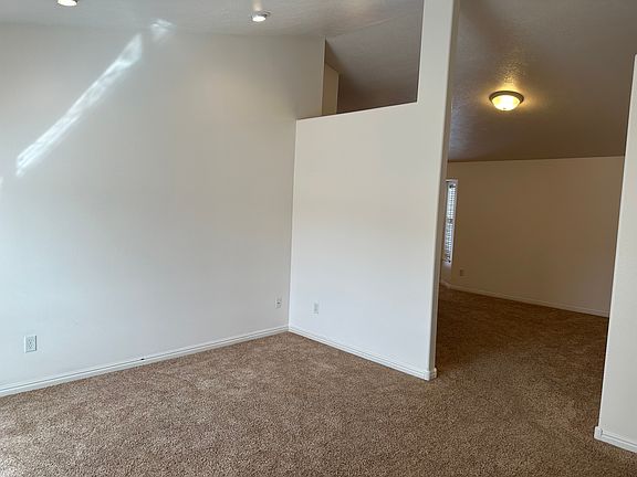 4th image of 1031 Edinburg Cir