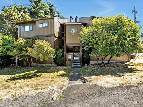 This is an exceptional investment opportunity in desirable Burien area.>