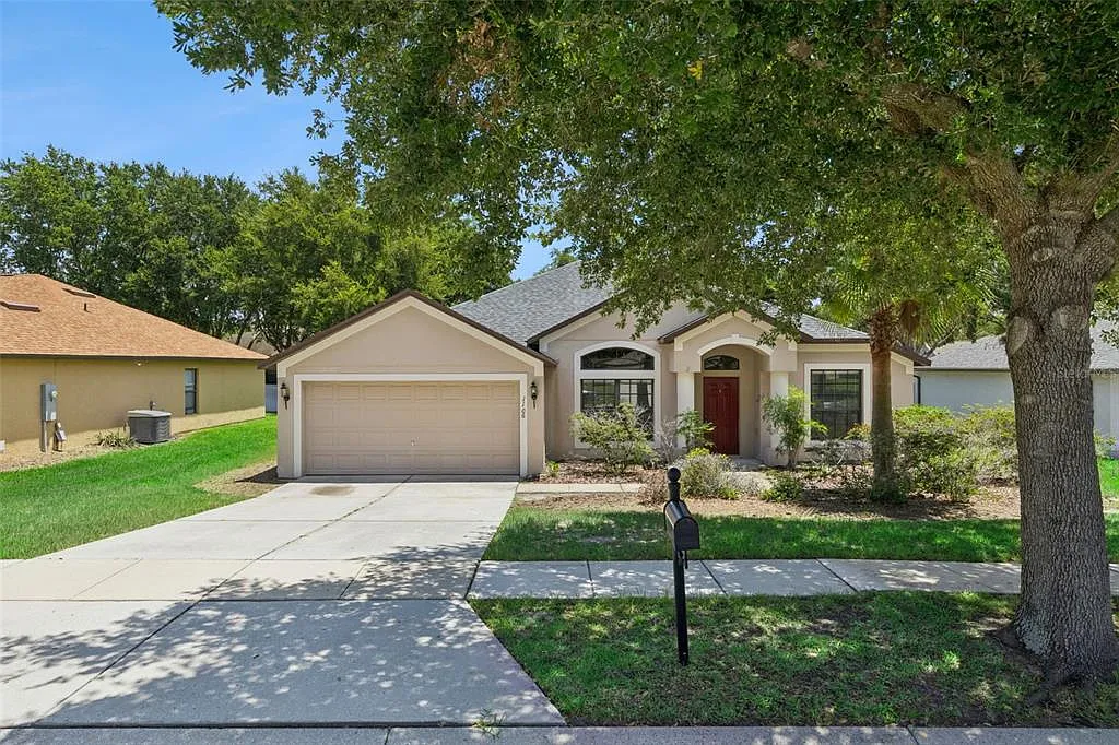 4 bed, 2.0 bath, 2074 sqft, $2,395 — Photo 2
