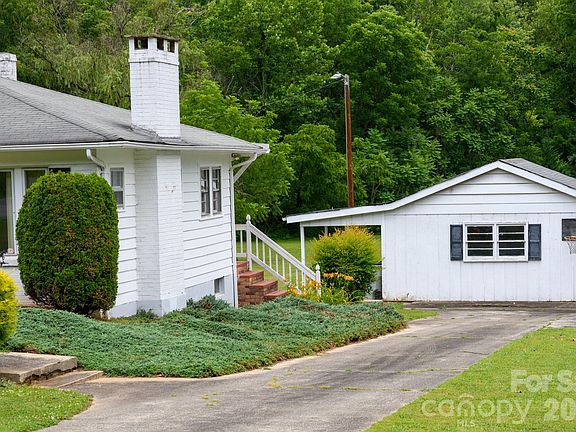 4th image of 940 Meadowlane Dr NW