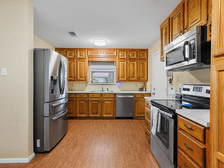 713 Patricia Dr — Photo 18