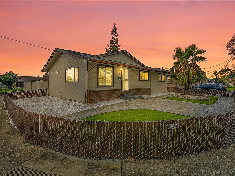 1971 H St — Photo 2