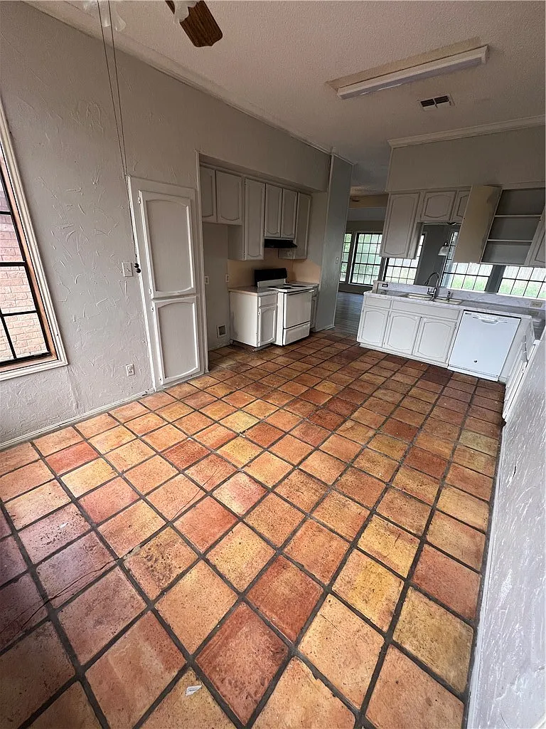 3 bed, 2.0 bath, 1688 sqft, $1,895 — Photo 3