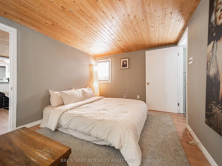 74 De La Salle Blvd — Photo 4