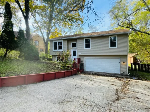 3319 Charles Ct, Island Lake, IL 60042