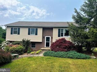 1464 Hilltop Rd, Leesport, PA 19533