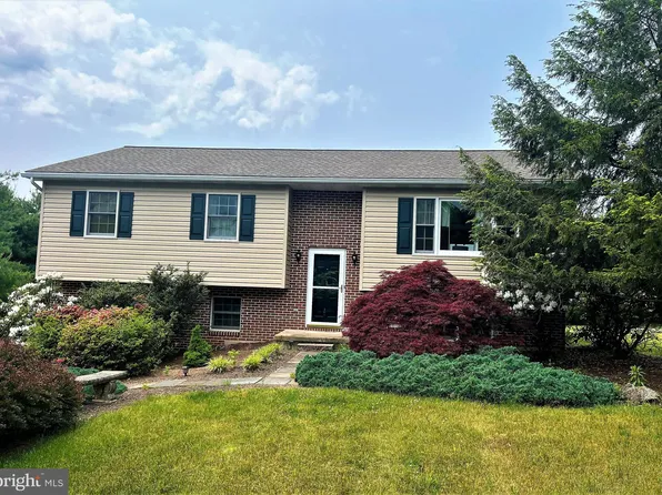 1464 Hilltop Rd, Leesport, PA 19533