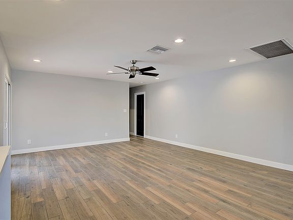 5th image of 6033 E Cambridge Ave