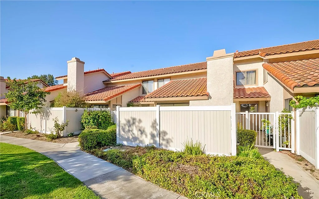 2 bed, 2.5 bath, 1238 sqft, $3,200 — Photo 2