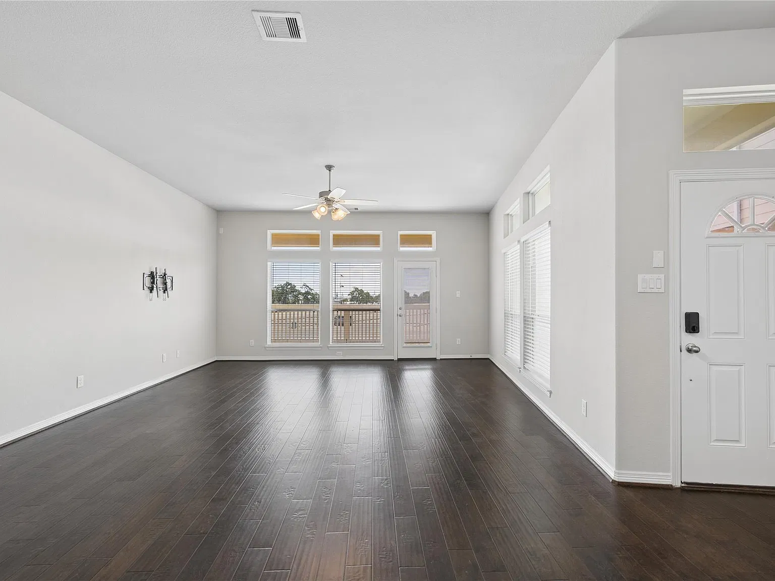 3 bed, 3.0 bath, 2306 sqft, $3,200 — Photo 3
