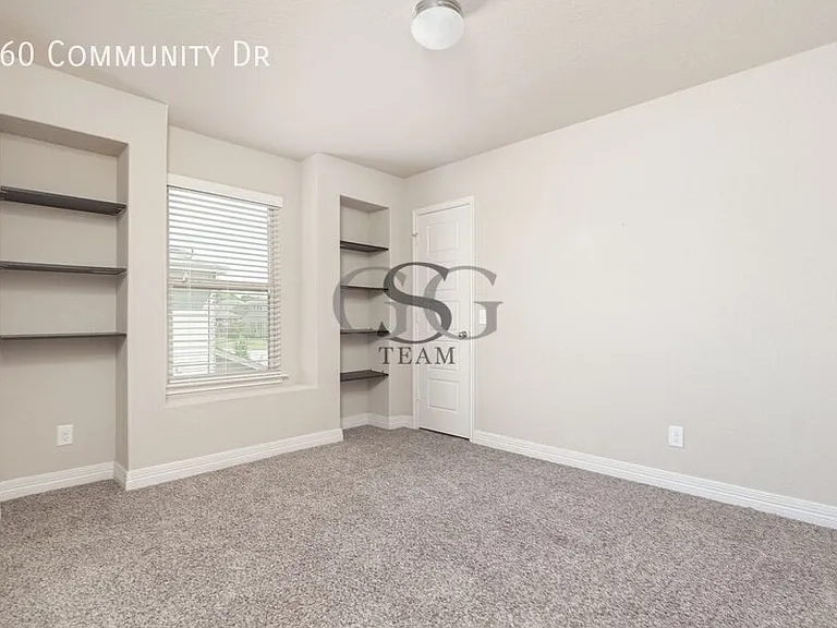 660 Community Dr — Photo 12