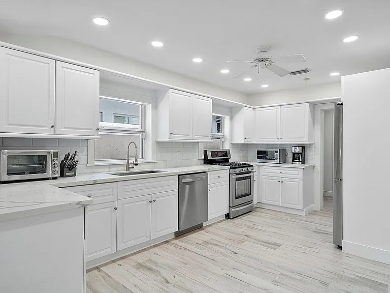 411 Poinciana Dr — Photo 10
