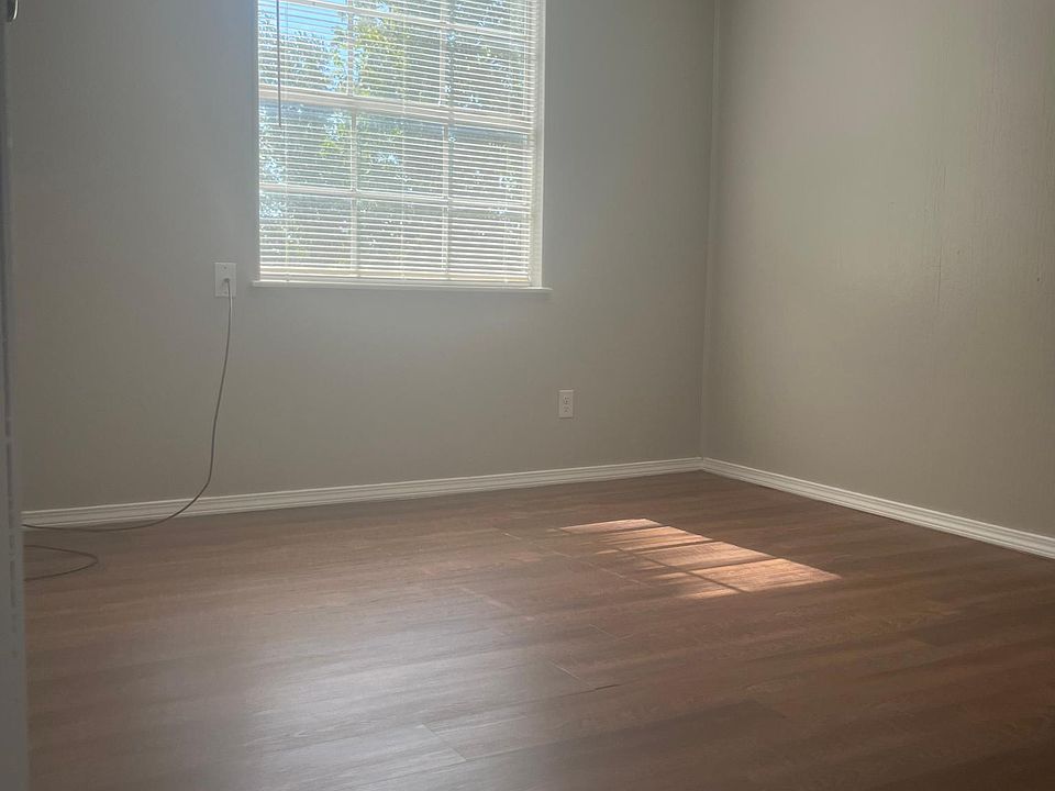 1st image of 710 E Avenue G #8