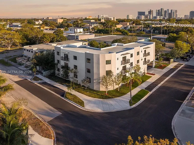 5423 NE Miami Ct #7 — Photo 1