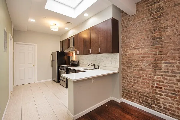 Rented by Perry Associates NYC Inc | media 23
