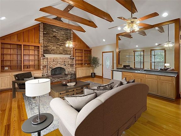 3rd image of 631 Labarre Rd