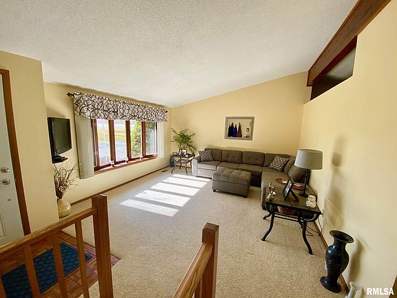3rd image of 9752 Oakwood Ln