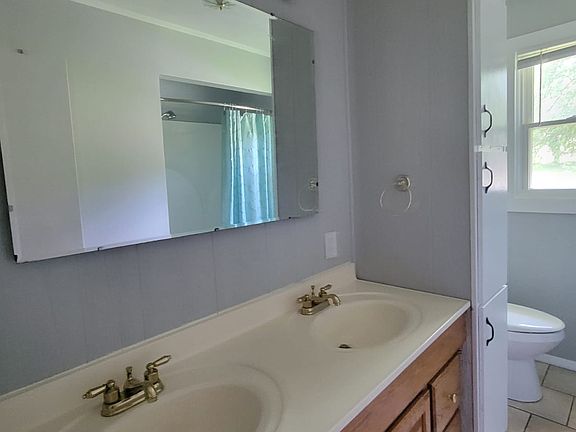 4th image of 110 Hawthorne Ln