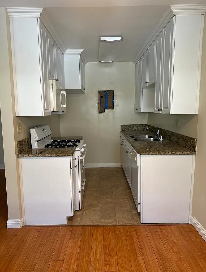 211 North Isabel — Photo 3