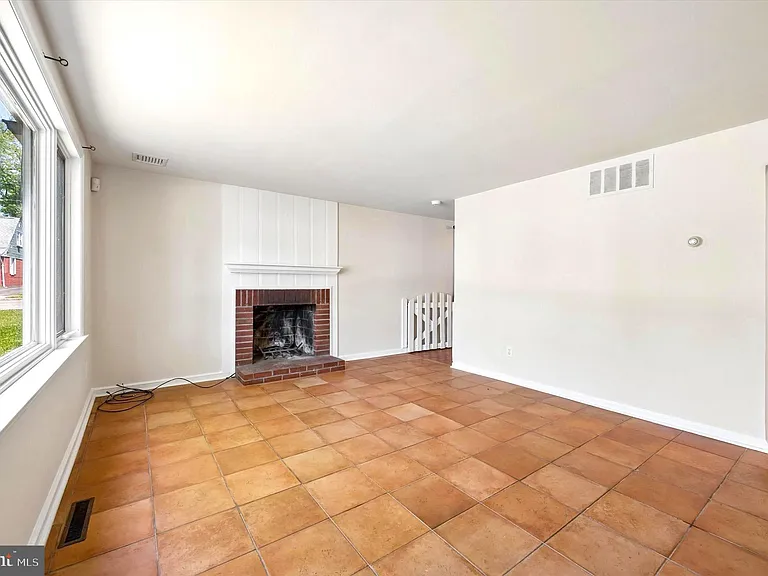 624 Cresson Ln — Photo 4