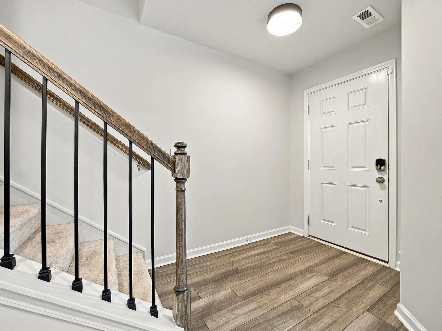 3 bed, 15.0 bath, 1825 sqft, $2,200 — Photo 3