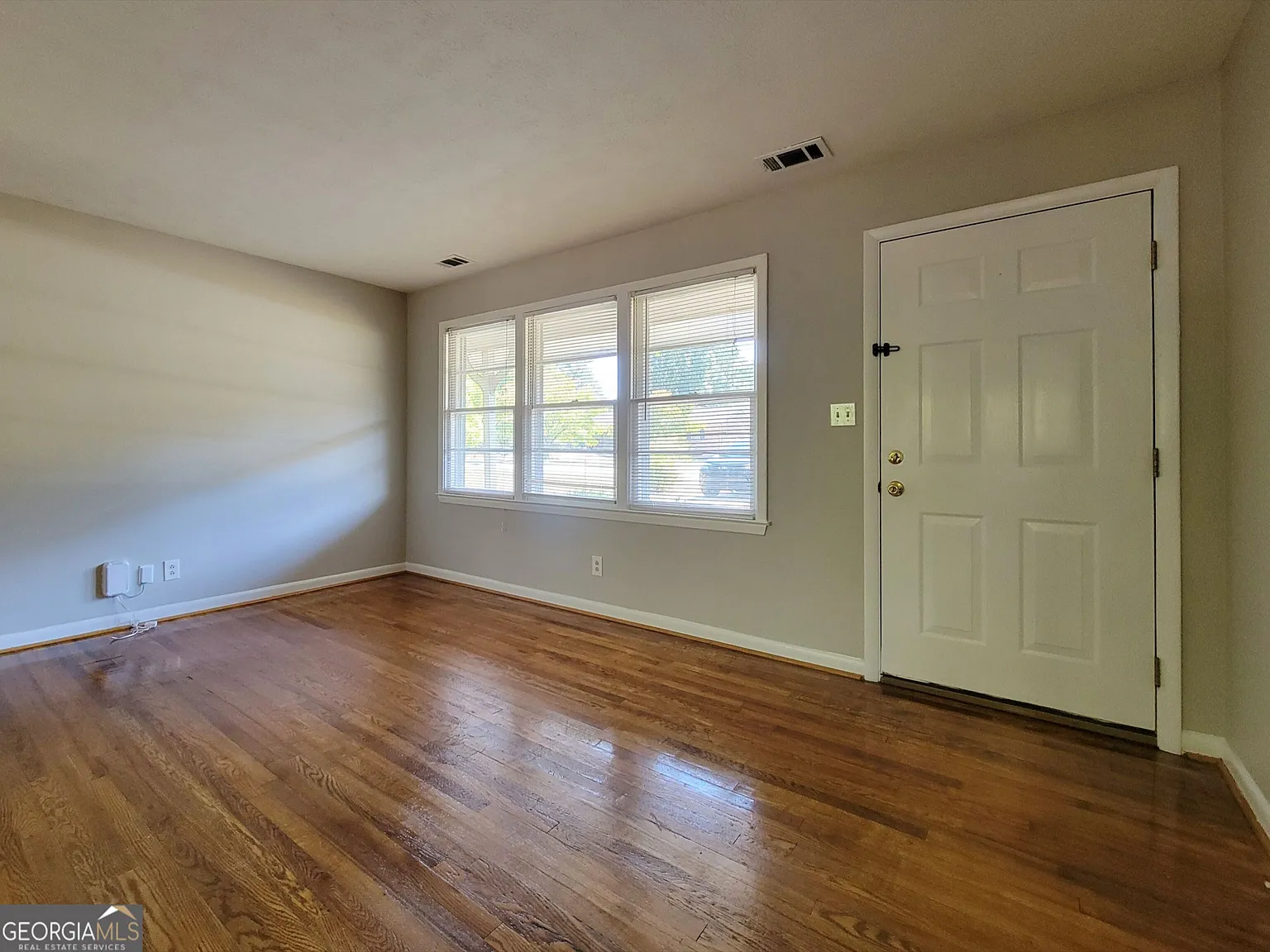 3 bed, 2.0 bath, 1070 sqft, $1,695 — Photo 3