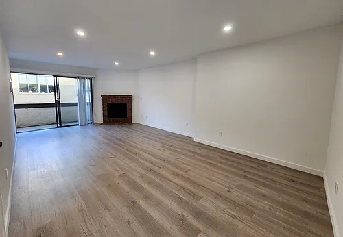 1535 Granville Ave #104 Photo 1