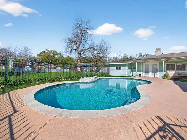 13902 Ambrose St, Houston, TX 77045