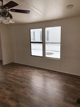 3 bed, 924 sqft, $700 — Photo 1