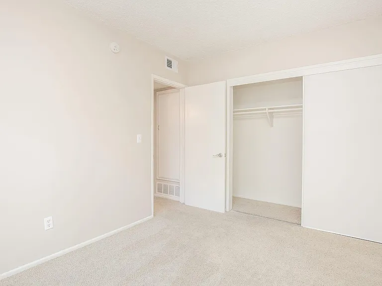 Hampshire Square Apartment Homes — Photo 24
