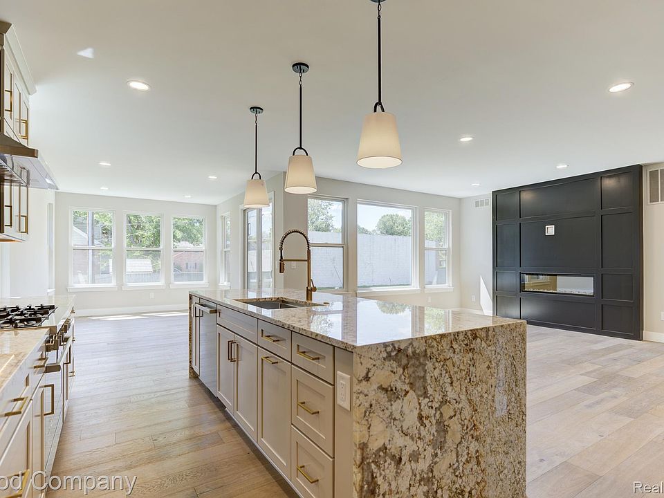 808 Irving Ave, photo 2