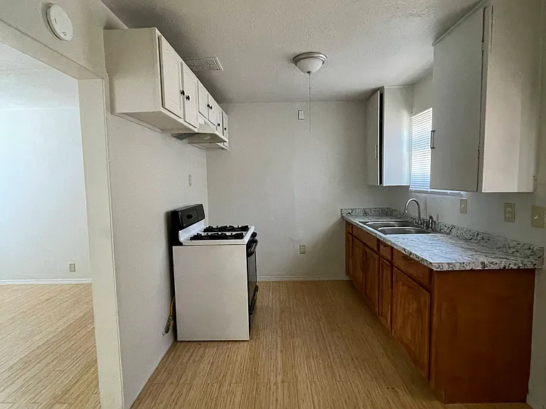 606 W 8th St #1 — Photo 2