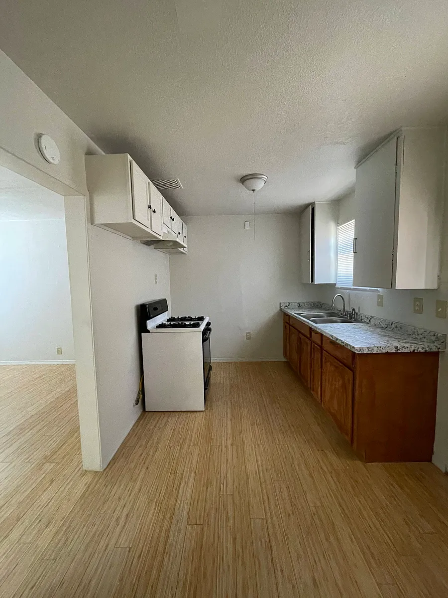 Building Photo - 606 W 8th St #1