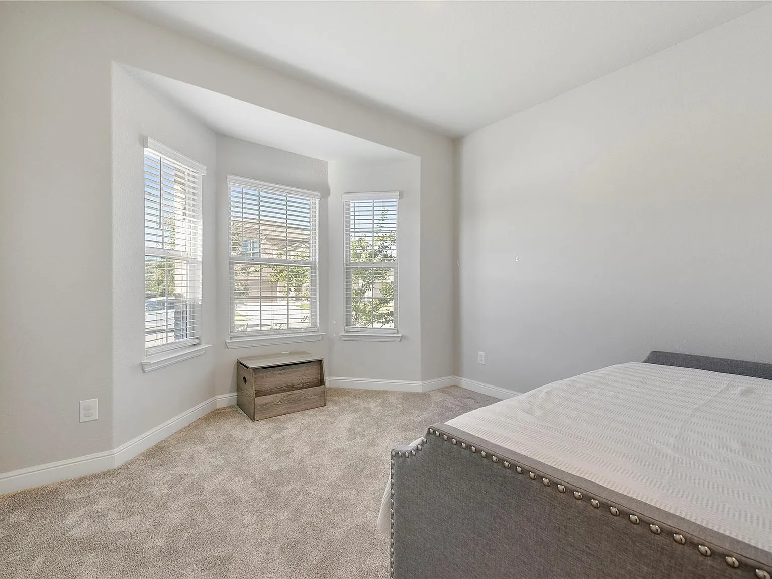 4 bed, 2100 sqft, $2,550 — Photo 3