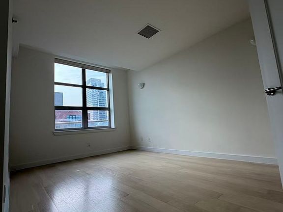 5th image of 111 Kent Ave APT 6Q
