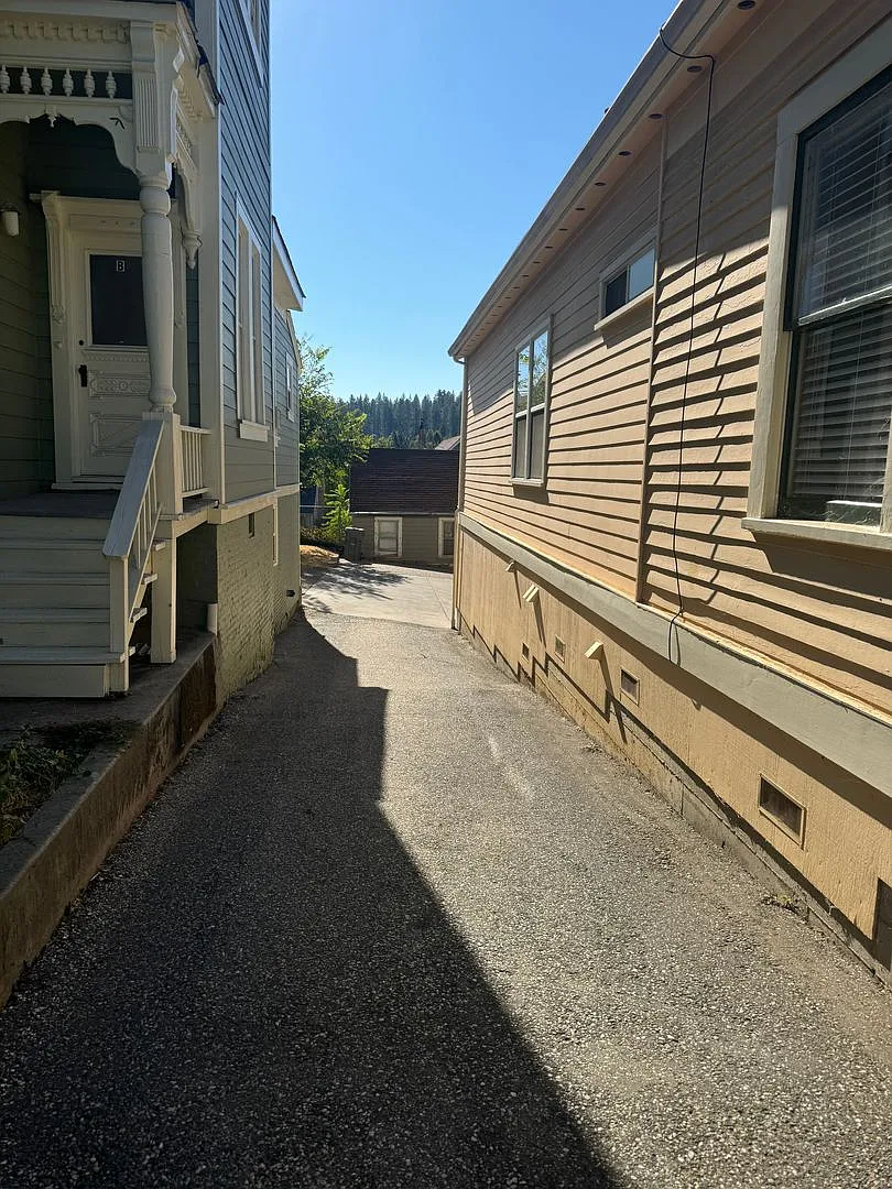 Downtown Grass Valley 2 Bed/1 Bath with Tall Ceilings & Large Private Deck — Photo 2