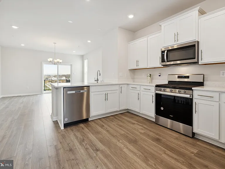 818 Bond St — Photo 9