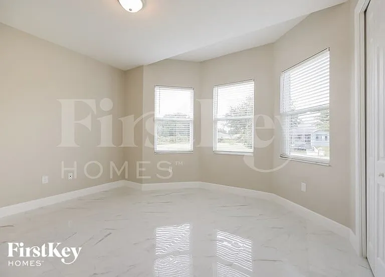 2811 45th St SW — Photo 5