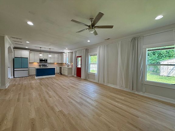 5th image of 8028 Glade Rd