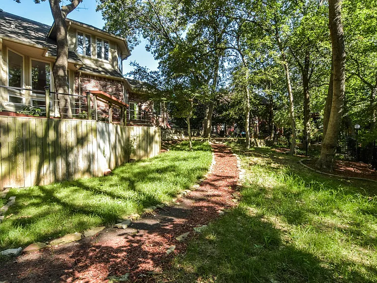 1113 Shady Oaks Cir — Photo 41