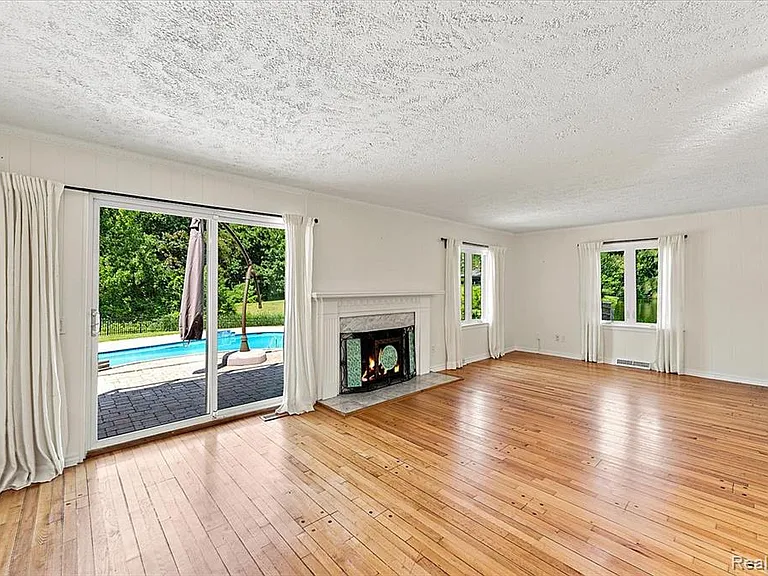 980 Sandhurst Rd — Photo 15